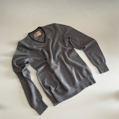 Chevignon Pullover V-Ausschnitt grau bestickt - Old Money Style Casual Chic