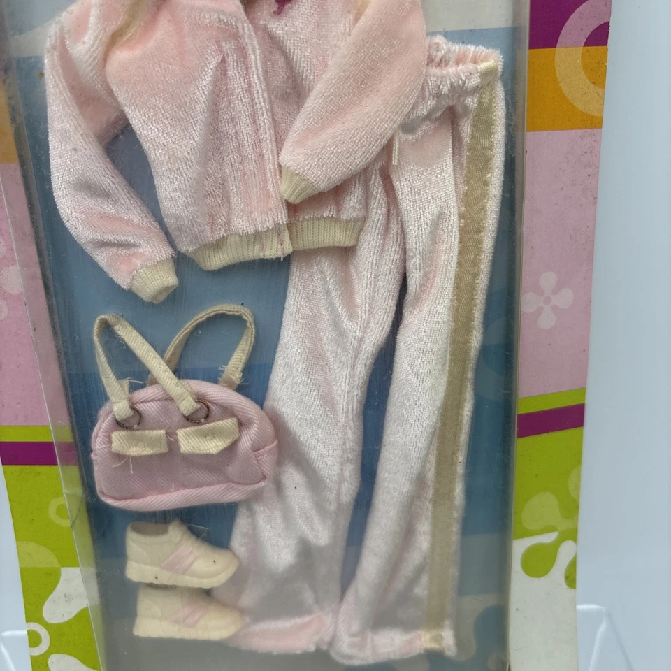 Barbie Fashion Avenue DIVA DRIVE Rosa Traje de Pista Bolso y Zapatos B8259 2003 NRFP Foto 3 de 4