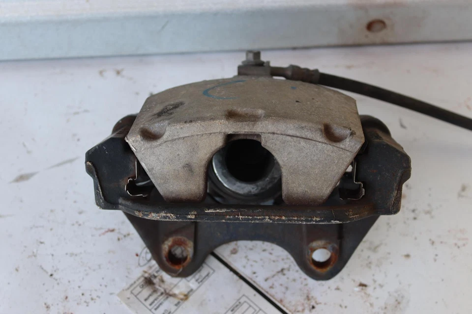 Pinza de freno trasera izquierda del lado del conductor Chevy Tahoe 2007-2020 con manguera OEM Foto 2 de 4