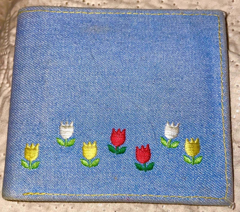 Carteira jeans vintage bordada com flores de tulipa tem porta-moedas de pressão fofa! - Imagem 4 de 4