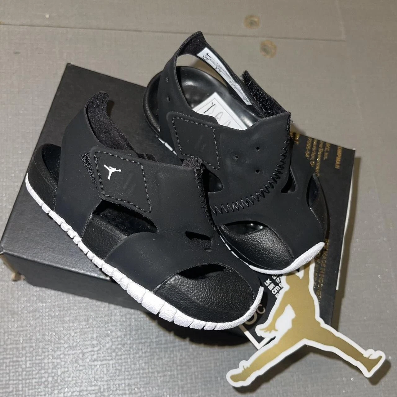 Sandali Nike Air Jordan bambino nero bianco svasati slides nuovi con scatola senza coperchio UK 2 5 bambino