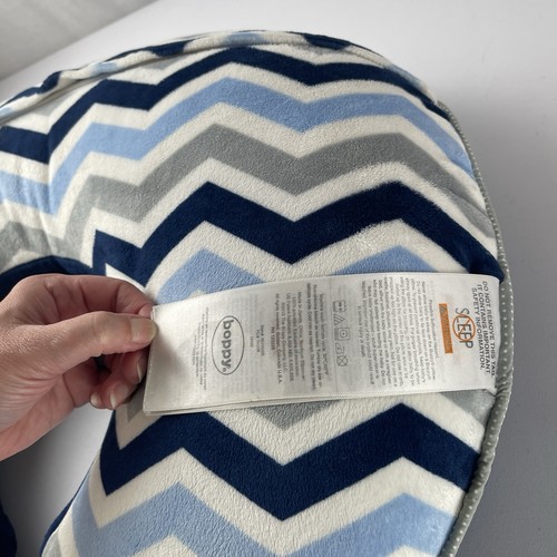 Cuscino Allattamento Boppy Con Copridivano Blu Disegno Chevron Lavabile 24"W Ottime Condizioni - Foto 2 di 14