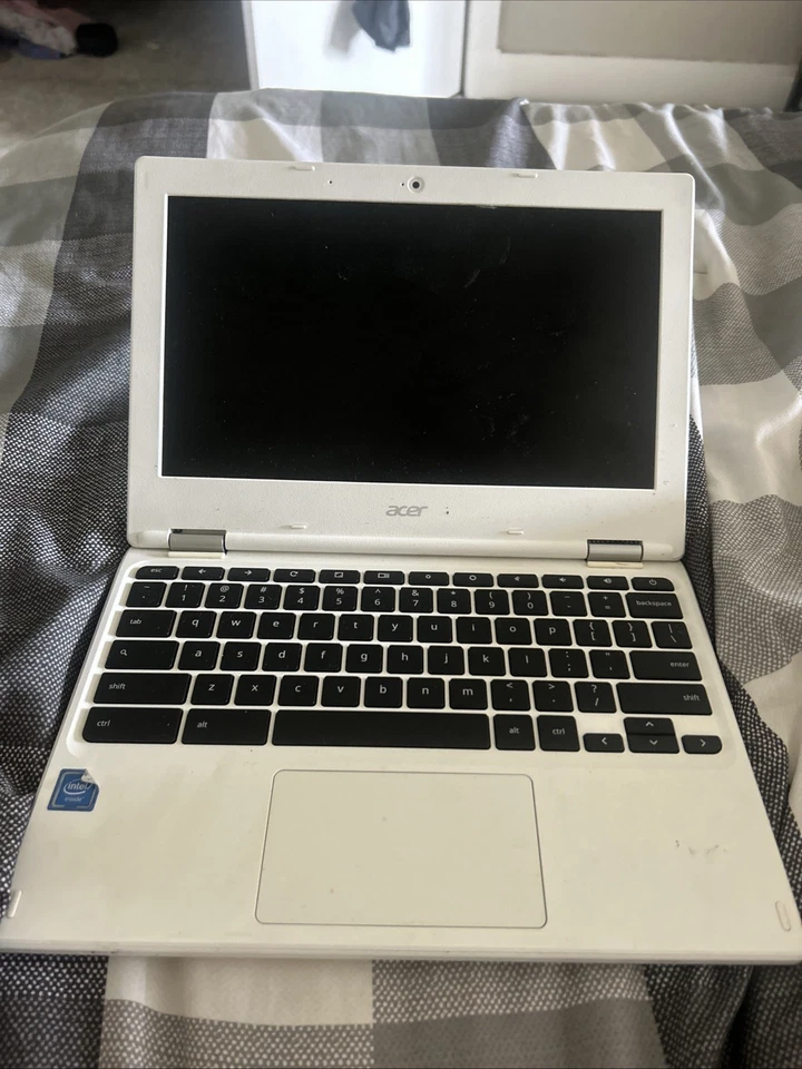 Chromebook blanco usado con algunos arañazos pero ideal para hacer trabajo escolar Foto 2 de 3