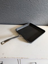 Le creuset TNS ( toughened non stick ) ribbed square grill pan in the size 28cm 