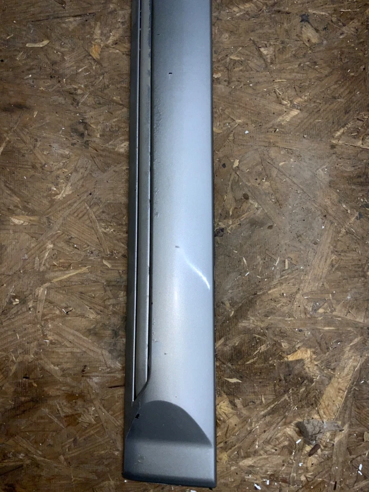 01-06 SUZUKI GRAND VITARA XL-7 PORTA MOLDURA ACABAMENTO TRASEIRO ESQUERDO FABRICANTE DE EQUIPAMENTO ORIGINAL PRATA Z2S - Imagem 4 de 4