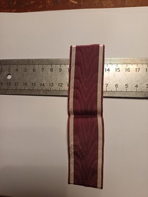 Band für eine Medaille aus einem unbekannten Land.37 mm. Nr. 4.