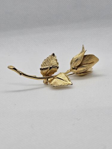 Giovanni Christmas Rose Brooch Pin Gold Tone Vint… - image 1