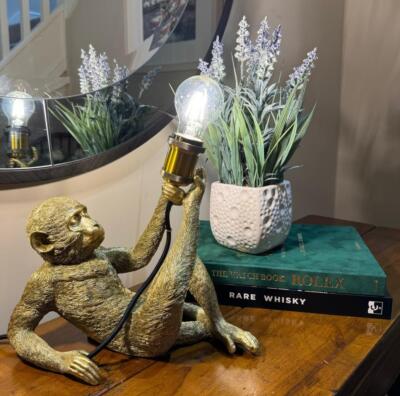 Liege Affe Tisch / Schreibtischlampe - Goldfarbe - H27cm x L31cm - Licht