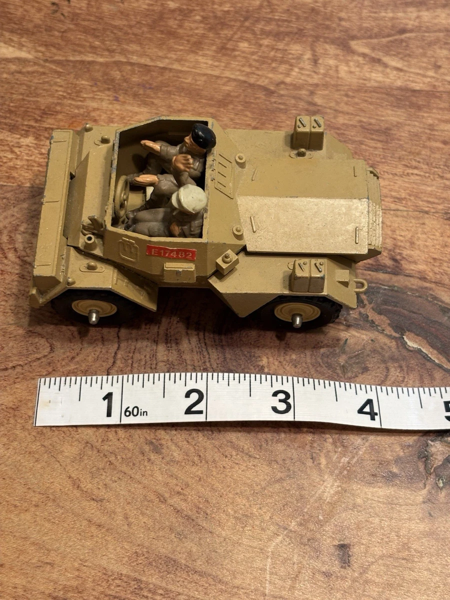 La Seconde Guerre Mondiale, Deux Soldats Wehrmacht Allemande Dans La Tourelle Du Vehicule Blinde Modeles 31924641