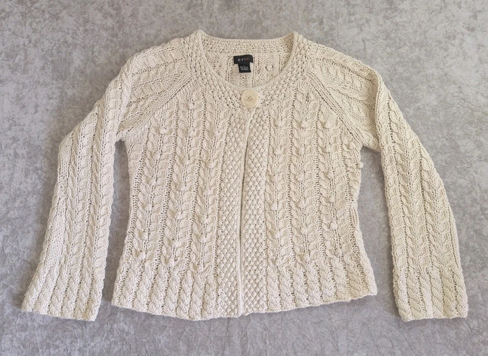 Suéter Evie tejido 3D Bobble para mujer talla grande botón único beige Grannycore Foto 2 de 4