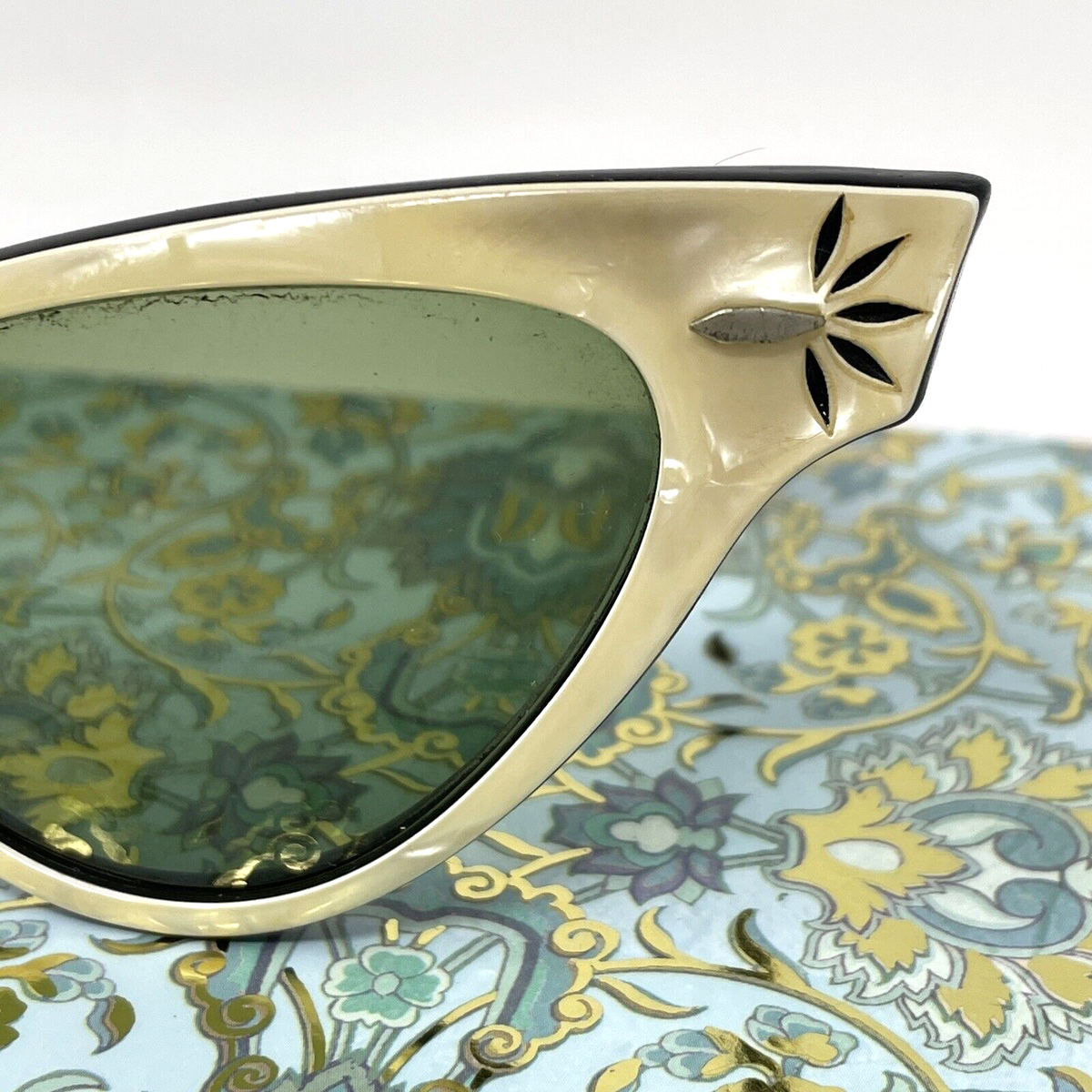 True Vintage 1950s American Optical Pearlized Cream & Silver Cateye Sunglasses 1950s/1960s Silver Tone Aluminum Frame Bi-focal Cat-eye  main image 2