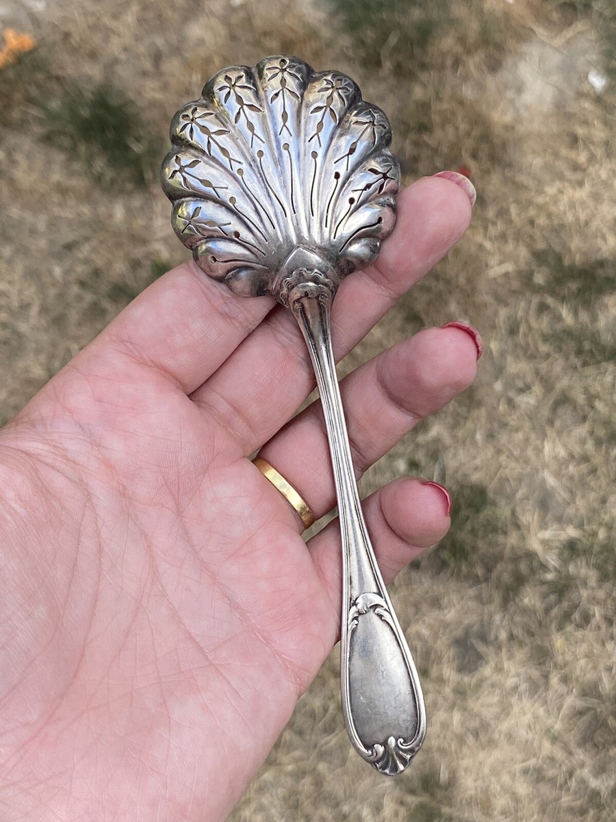 Enchères Lot 640 - ERCUIS Une saupoudreuse en métal argenté On y joint