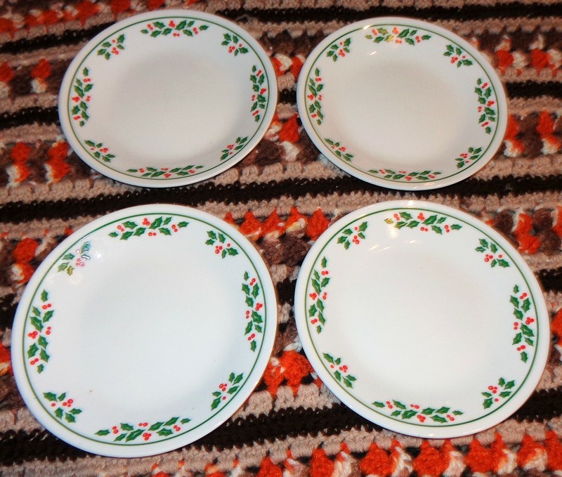 4 Vintage Corning Corelle WINTER HOLLY or HOLLY DAYS Christmas BREAD PLATES