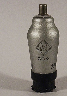 CC2 Triode. Eine historische Radioröhre von Telefunken, silber. ID18991