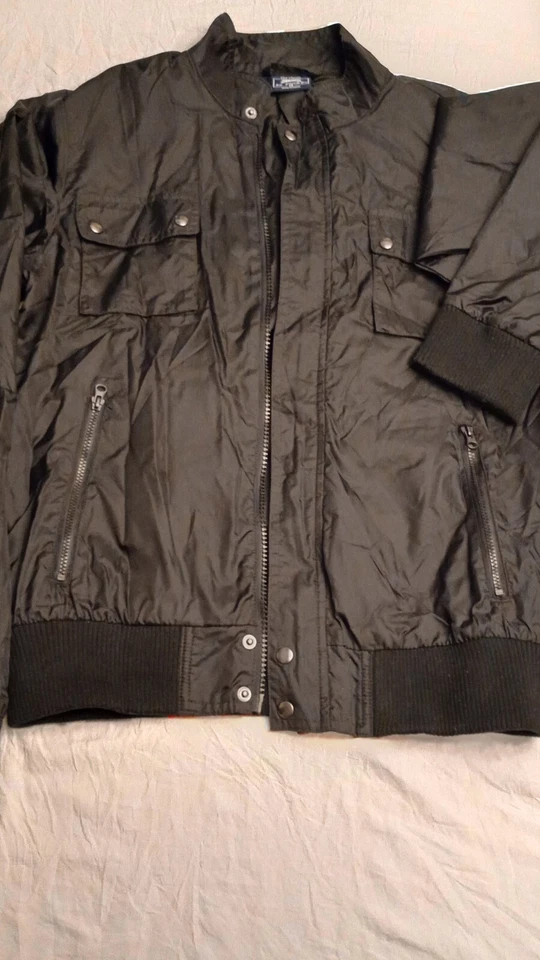 Chaqueta cortavientos Le Tigre vintage de nailon negra para mujer RN#118496 CA# 19371 Foto 2 de 4