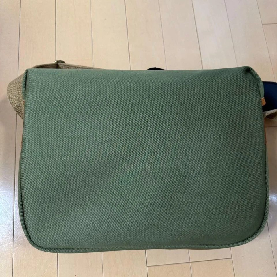 Bolso para cámara Billingham verde oliva de lona de cuero con solapa, usado Foto 3 de 4