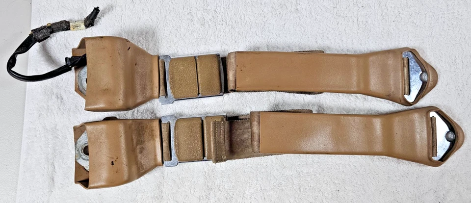 Par de cinturones de seguridad delanteros retráctiles Ford Thunderbird FoMoCo 1964-65 bronceados y con cable OEM Foto 2 de 4