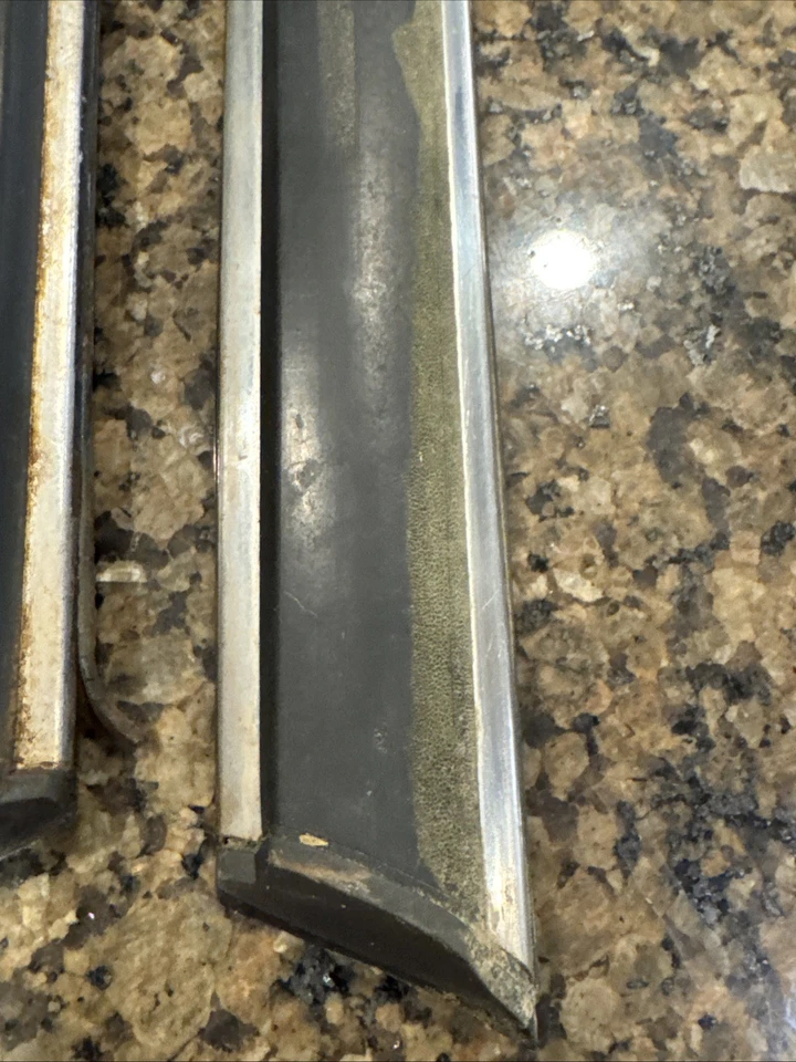 DE COLECCIÓN OEM 1972-76 BMW E10 2002 2002tii R & L guardabarros delantero moldura inferior Foto 2 de 4