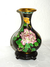 Vase Cloisonne auf Holzsockel, Messing emailliert