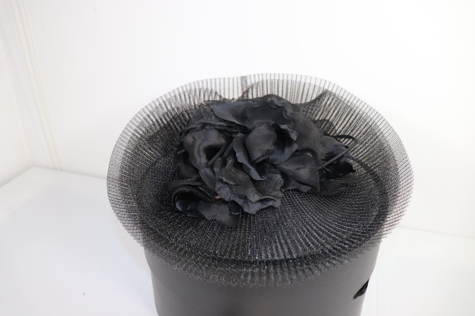 Elegant Gucci Black Floral Cocktail Hat for Women - Chic Accessory