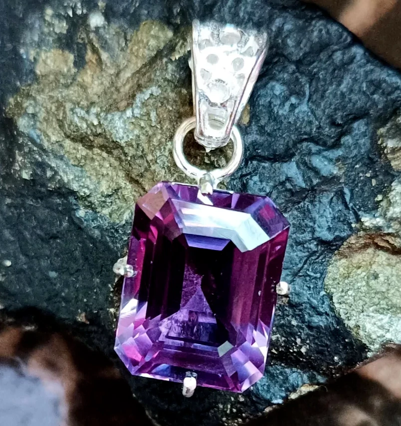 天然 18.60 克拉变色亚历山大石认证宝石吊坠 925 银 — 第 3/4 张图片