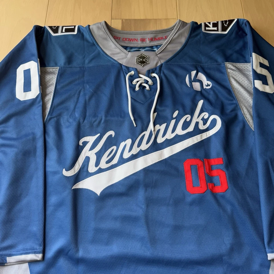 Camiseta deportiva de hockey Kendrick Lamar azul medio Elev808 Designs Streetwear Los Angeles Foto 3 de 4