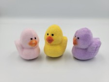 ​Juego de 3 miniaturas flocadas de colección Easter Unlimited L’il Chicks rosa amarillo púrpura