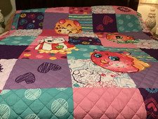 Cobertor Reversible Shopkin 86 x 72 Rosa con Personajes Shopkin Ligero Usado en Excelente Condición