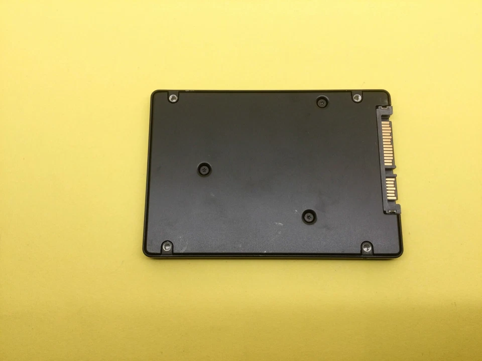 SSD interno Samsung SM863 Series 960GB SATA 6Gbps 2.5"" MZ-7KM9600 Foto 3 de 4