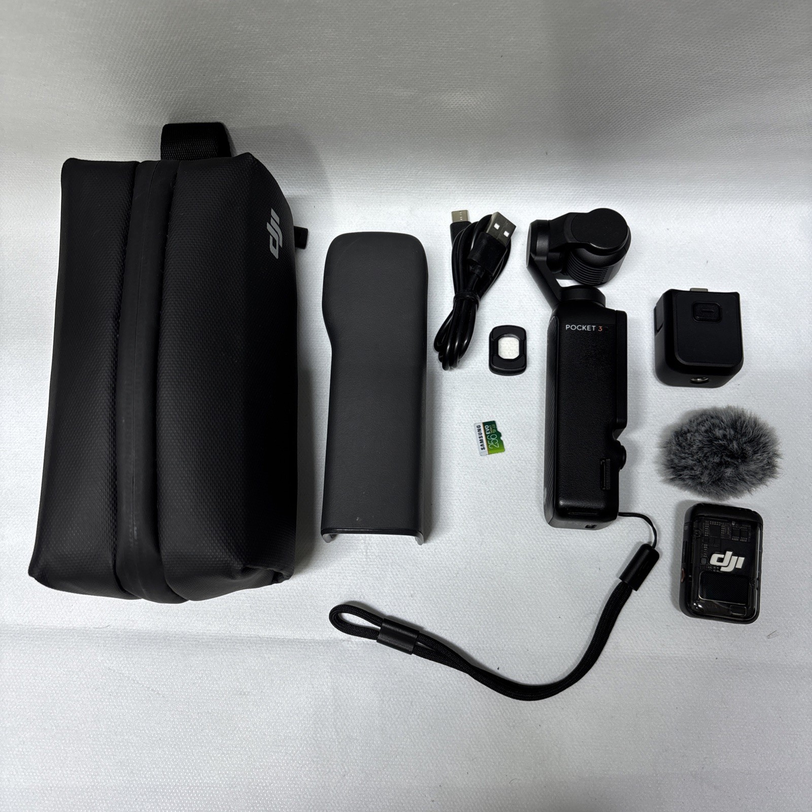 DJI Osmo Pocket 3 Creator Combo, Vlogging Camera 4K/120fps Video (1A)