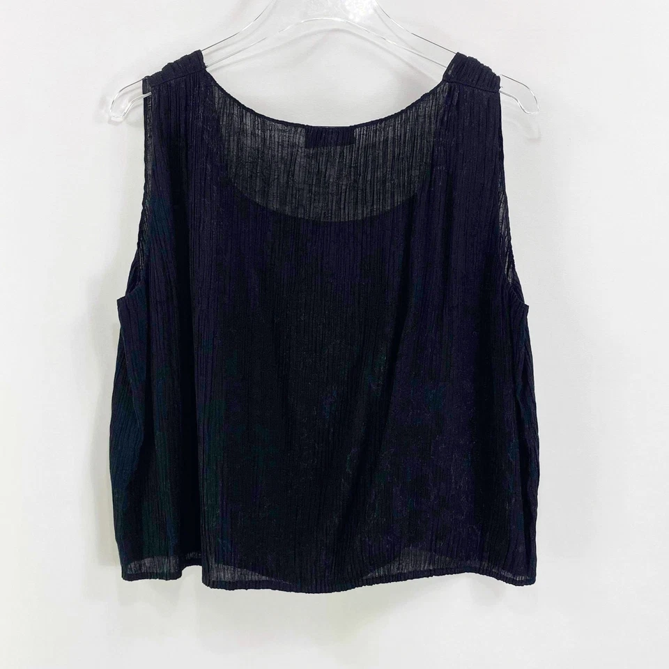 Camiseta sin mangas Rena Lange negra recortada cuello redondo Foto 4 de 4