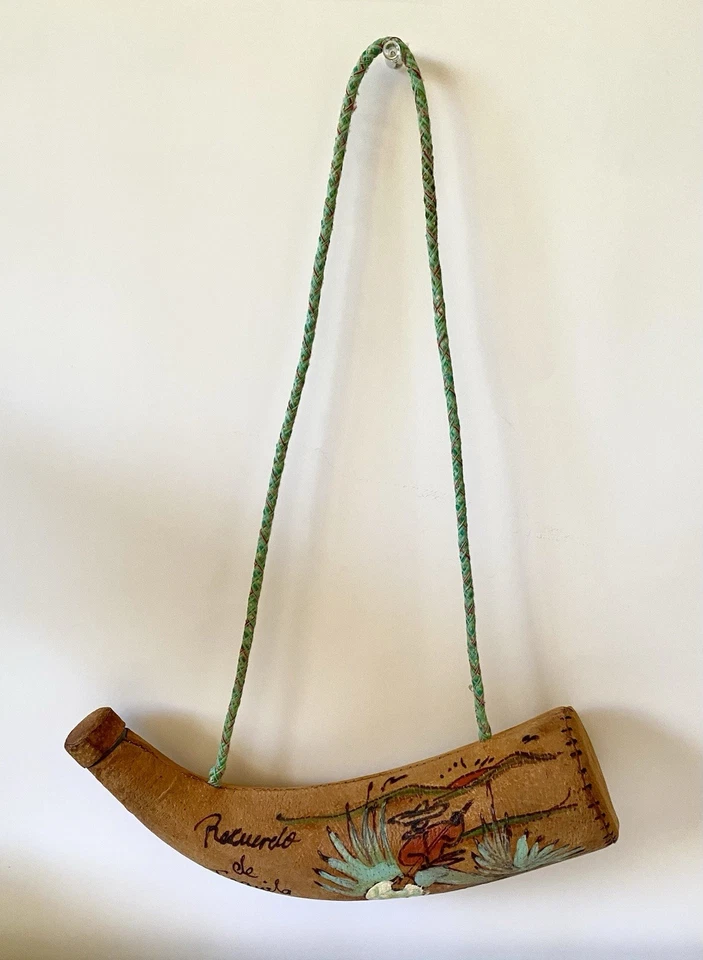 Botella de plástico cubierta de cuero vintage correa pintada a mano recuerdo de tequila Foto 3 de 4