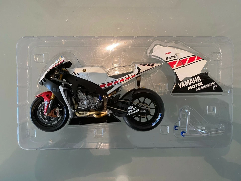 MINICHAMPS 1:12 VALENTINO ROSSI - YAMAHA YZR-M1 2005 VALENCIA - 122053086 - Immagine 2 di 3