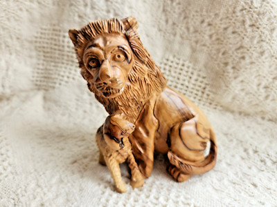 The Holy Land Market Lion With A Lamb Olive Wood Small Statue Great For Easter..