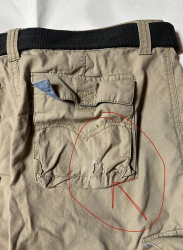 Preowned- Levi’s Relaxed Cargo Shorts Boys (Size 20) - Picture 5 of 9