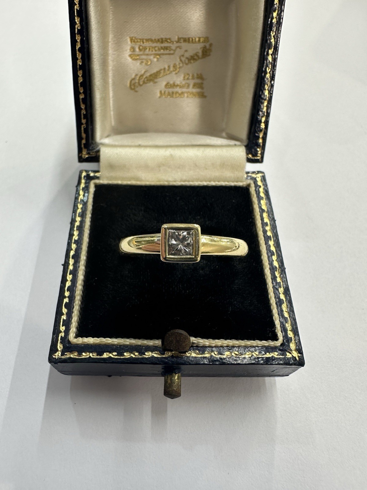 Stunning 0.30ct 18ct Diamond Yellow Gold Princess Cut Rub Over Solitaire Ring.