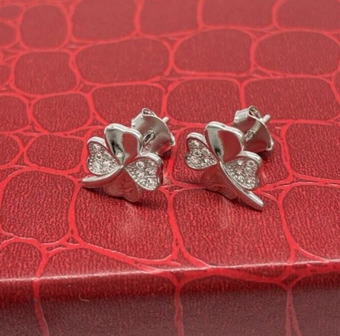 Orecchini a Bottone ragazza o donna Firmati Quadrifoglio portafortuna luccicanti - Immagine 3 di 4