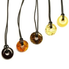 100% Natur Bernstein amber Ketten Anhänger Donut am Band versch. Farben V56