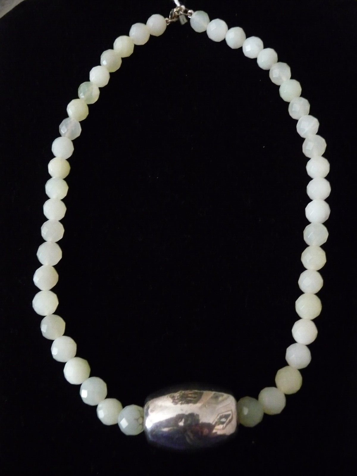 SERPENTINE JADE AND STERLING SILVER NECKLACE Gem