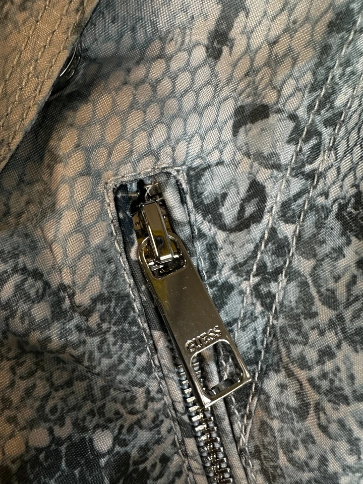 Nuevo con etiquetas GUESS gabardina para mujer M chaqueta azul Mackintosh plumero a prueba de viento resbaladizo Foto 3 de 4