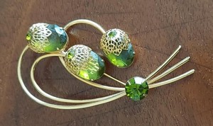 Authentic Vintage Sarah Coventry Acorn Design Gold-Plated Brooch with Olivine Crystals.