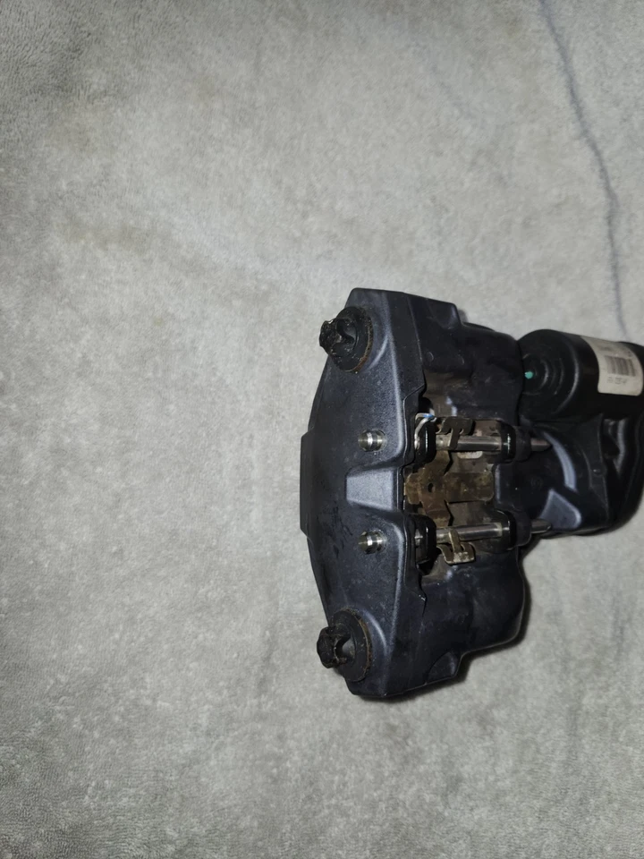 Pinza de freno de estacionamiento trasera izquierda E Ford Mustang Shelby GT500 2020 Foto 2 de 4