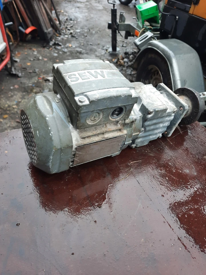 SEW Eurodrive RF07 DR63M4 Gear Motor – 0.18 kW, 4-Pole, 1500 RPM - image 3 of 4