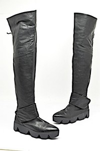 bota preta acima do joelho