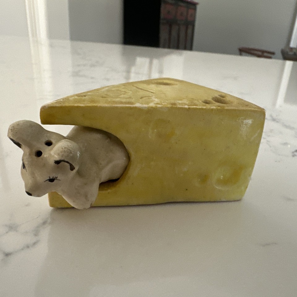 A mouse hiding inside a cheese wedge as a salt & pepper set — peak mid-century Japanese kitsch that belongs on every quirky kitchen shelf.