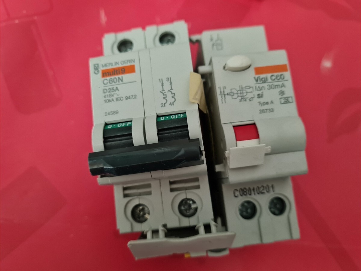 Disjoncteur 2 Pôles Merlin Gerin – 230V – Neuf