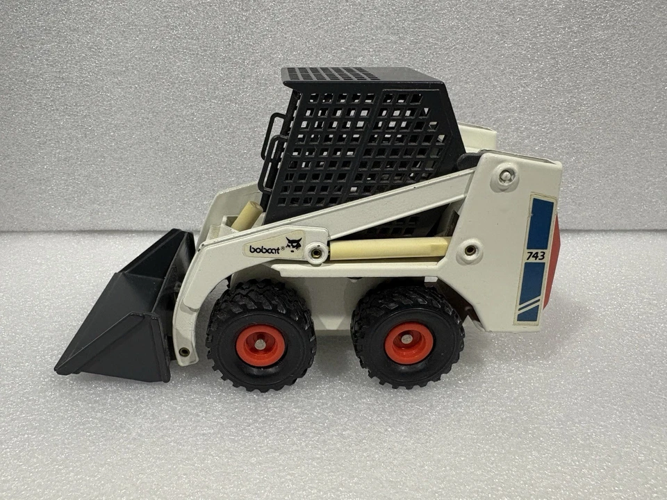 Bobcat Loader 743 Melroe Clover 1:19 Scale Die cast Model #4431 Vintage Red Box - Image 2 of 4