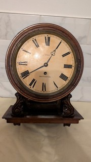 Antike Fusee Wanduhr in ungewöhnlich verziertem Gehäuse 10 Zoll Zifferblatt. funktionstüchtig.