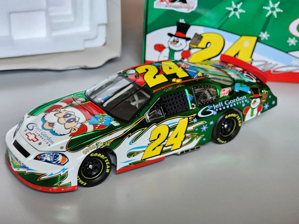 Jeff Gordon #24 1:24 Foundation Holiday Car Monte Carlo SS 2006 Color Chrome - Image 2 of 4