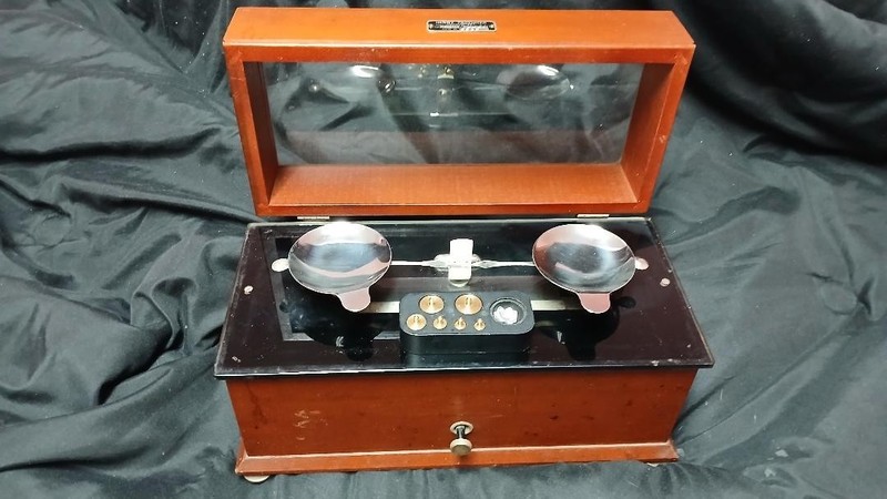 Antique Henry Troemner Class A Apothecary Pharmacy Balance Scale 4 oz 120gm Wood